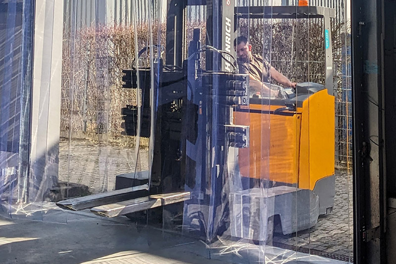 Strokengordijnen bieden een veilige afscheiding tussen verschillende omgevingen