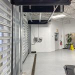 Thermicroll rigide snellooppoort in een werkplaats