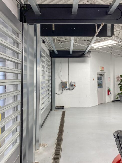 Thermicroll rigide snellooppoort in een werkplaats