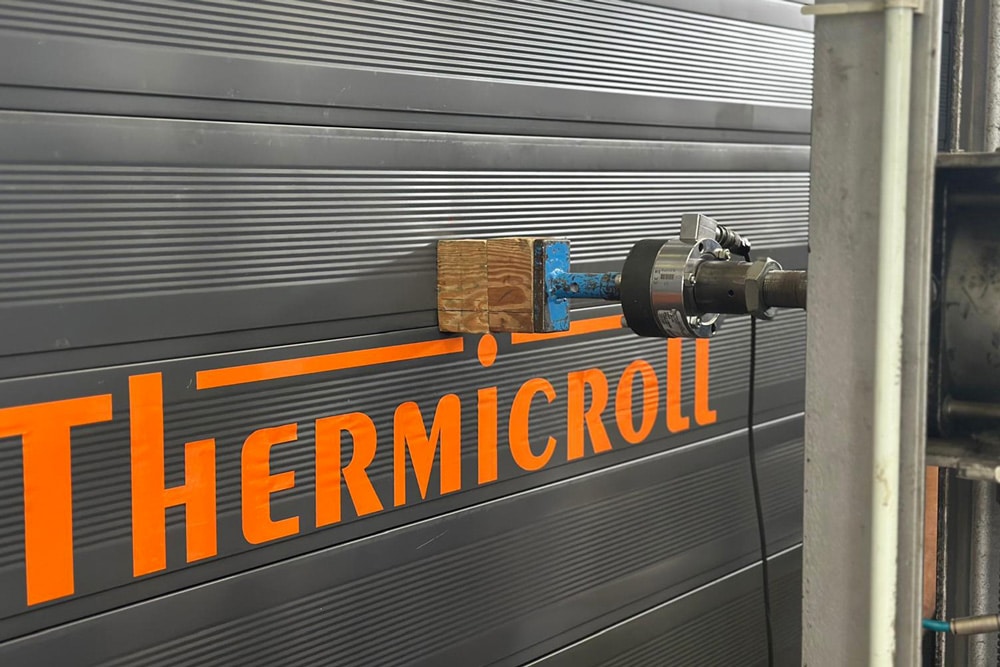 ThermicRoll 50 spiraalrolpoort RC2 gecertificeerd industriële gevel